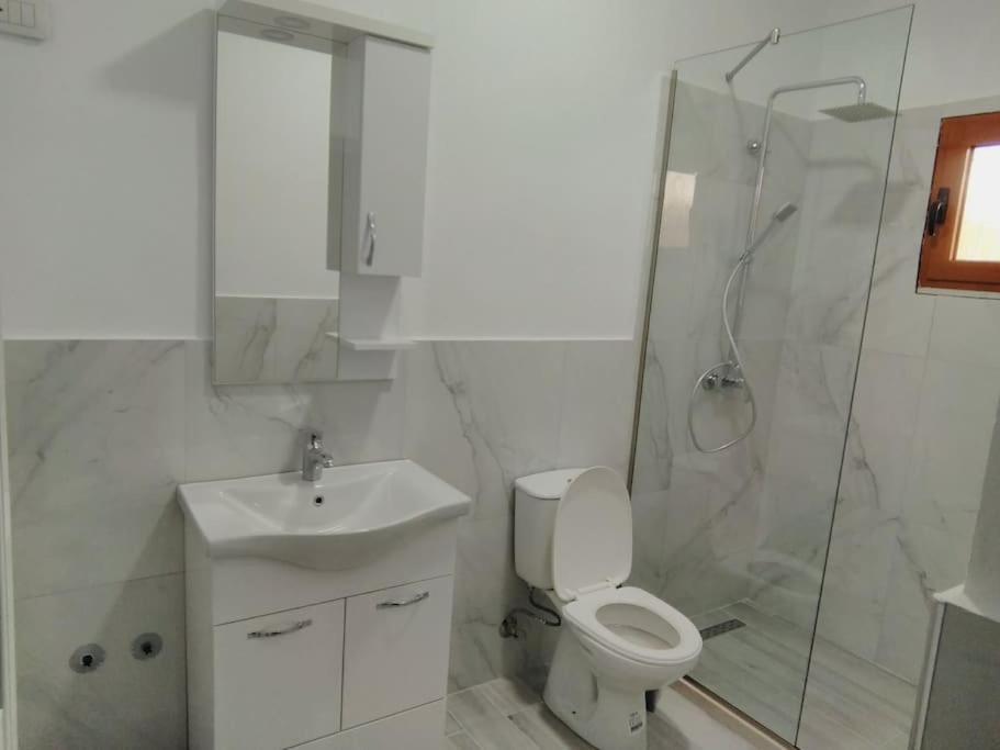 Villa Besnik, Rooms For Rent Avlonya Dış mekan fotoğraf